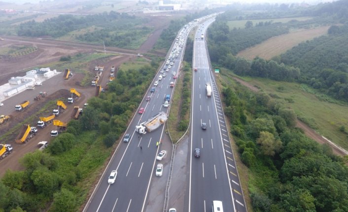 Anadolu Otoyolu'nda otomobille çarpışan tır devrildi: 1 yaralı