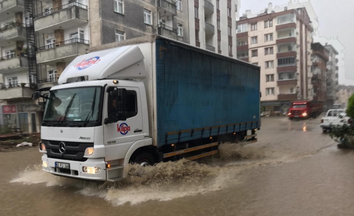 Arhavi'de sağanağın ardından iki mahalleyi su bastı