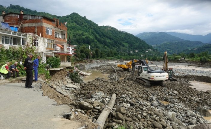 Arhavi'deki selde evleri yıkılan aile son anda kurtulmayı başardı