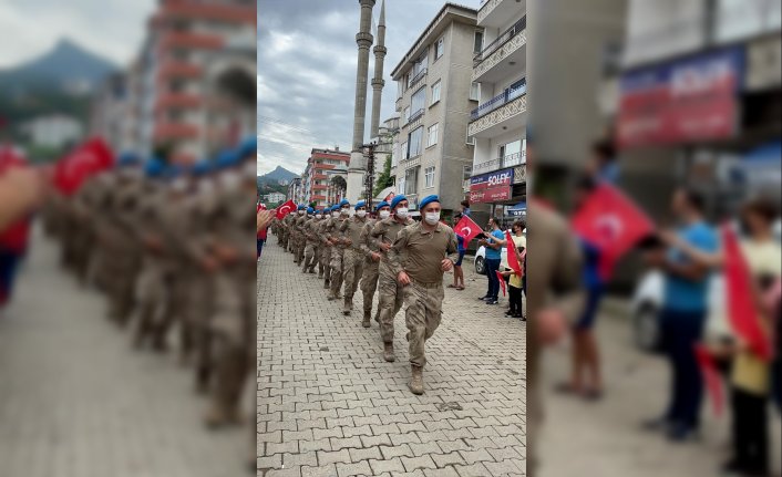 Arhavi'deki selde görev yapan jandarmalar ilçeden bayraklarla uğurlandı
