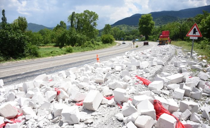 Bartın'da tırın dorsesinden yola dökülen gaz beton malzemesi ulaşımı aksattı