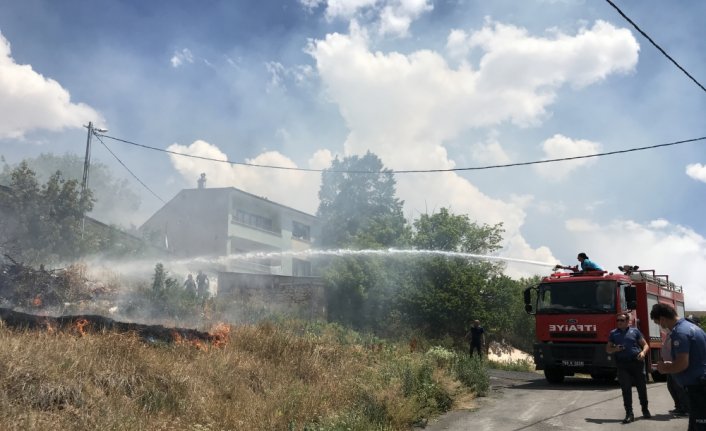 Bayburt'ta çıkan örtü yangınında meyve ağaçları zarar gördü