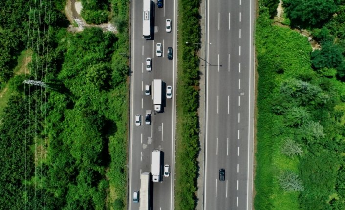 Bolu Dağı'nda bayram tatili yoğunluğu nedeniyle uzun araç kuyrukları oluştu