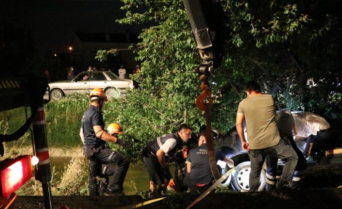 Bolu'da ağaca çarpan otomobilde sıkışan sürücü itfaiye ekibince kurtarıldı