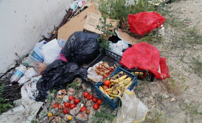 Bolu'da boş arazide biriktirilen çöpler toplandı