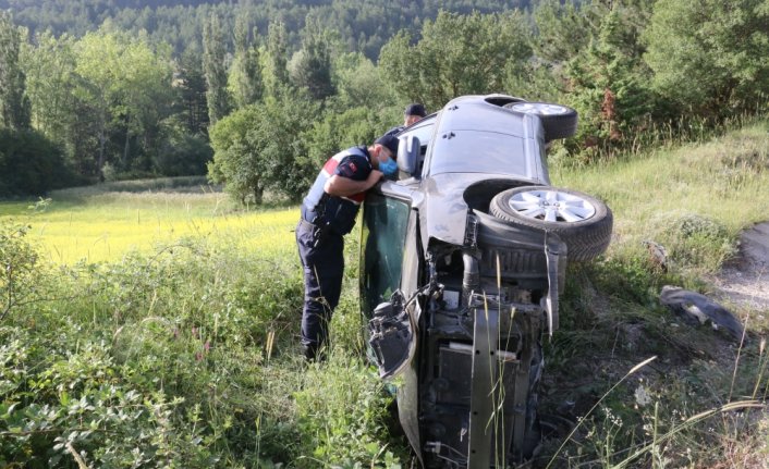 Bolu'da otomobil şarampole devrildi: 2 yaralı