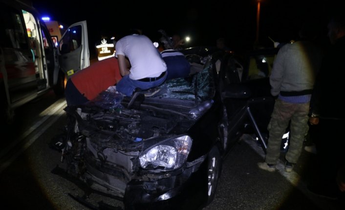 Bolu'da otomobil traktör römorkuna çarptı: 2 yaralı