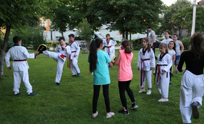 Bolu'da tekvandocu çocuklar antrenmanlarını parkta yapıyor