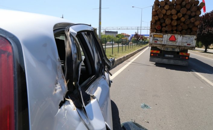 Bolu'da tomruk yüklü kamyonun çarptığı kadın ağır yaralandı