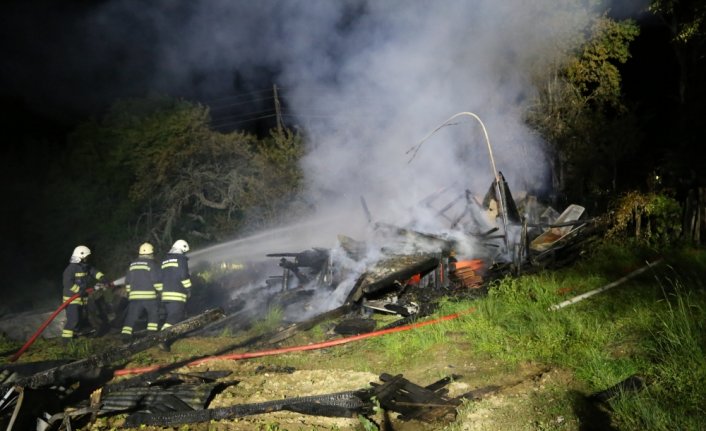 Bolu'da yayla evi çıkan yangında kullanılamaz hale geldi