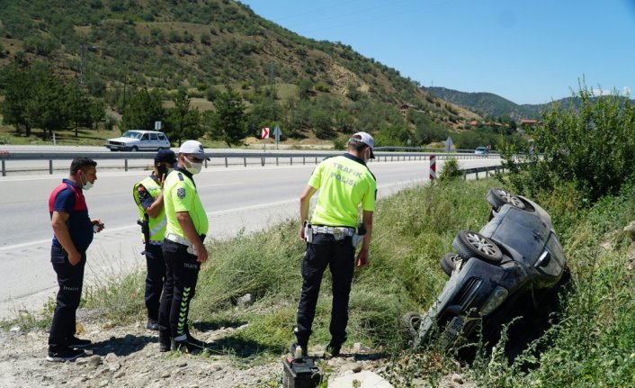 Çorum'da otomobil şarampole devrildi: 2 yaralı