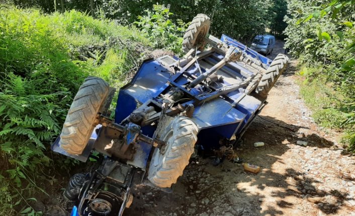 Düzce'de tarım aracı devrildi: 4 yaralı