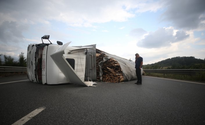 GÜNCELLEME - Anadolu Otoyolu'nda otomobille çarpışan tır devrildi: 1 yaralı