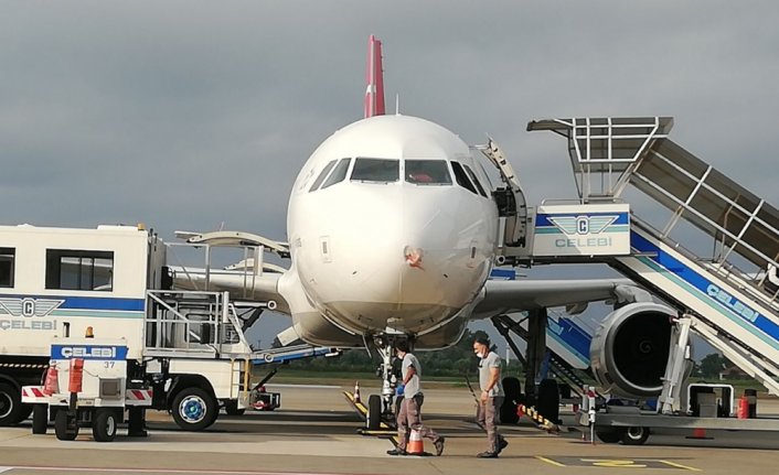 GÜNCELLEME - Samsun'da iniş sırasında kuşa çarpan uçağın burnunda ezik oluştu
