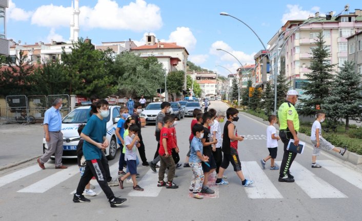 Havza'da yaz Kur'an kursuna katılan çocuklara uygulamalı trafik eğitimi verildi