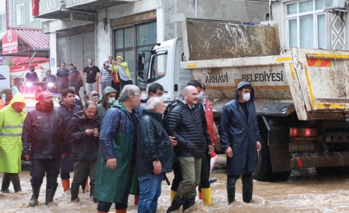 İçişleri Bakanı Soylu, Arhavi'de yeniden su basan iki mahallede incelemelerde bulundu