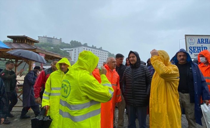İçişleri Bakanı Süleyman Soylu, Arhavi'de sel bölgesinde incelemelerde bulundu