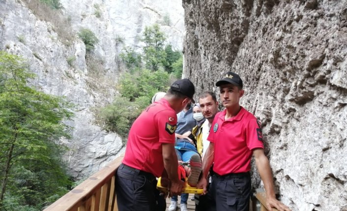Kanyonda ayağı kırılan kadın JAK ve sağlık görevlilerince çıkartıldı