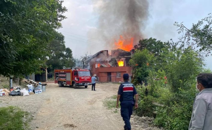 Karabük'te evlerinde yangın çıkan çift son anda kurtuldu
