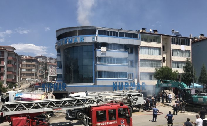 Karabük'te süpermarkette yeniden başlayan yangın söndürülmeye çalışılıyor