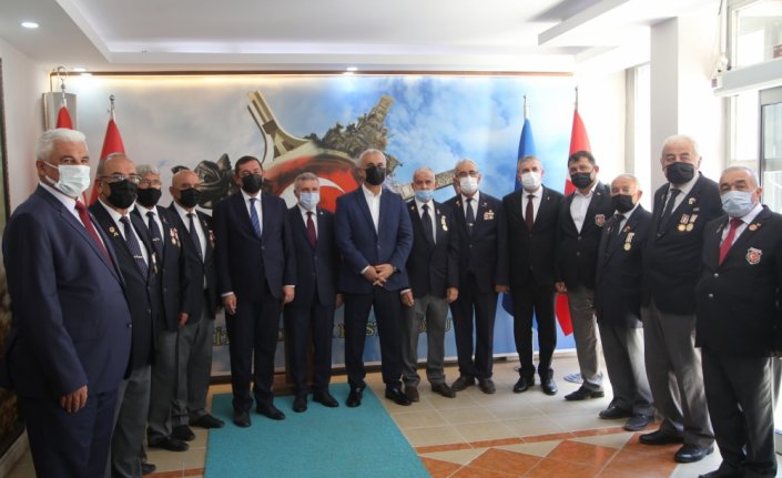 Kastamonu Valisi Çakır, gazi ve şehit aileleri derneklerini ziyaret etti: