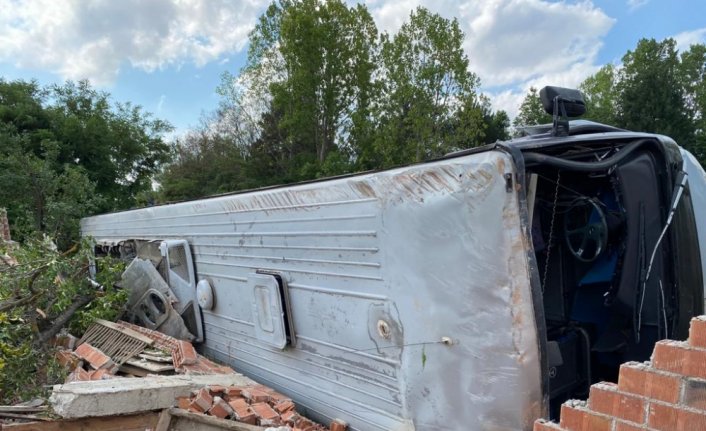 Kastamonu'da memurları taşıyan otobüs ile otomobil çarpıştı