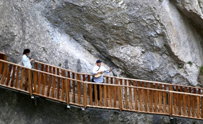 Kazak sanatçı Musayev 3 kilometrelik Horma Kanyonu'nu dombra çalıp türkü söyleyerek geçti