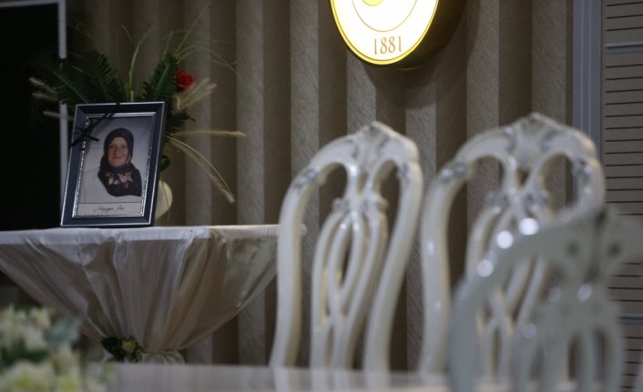 Kovid-19'dan kaybettiği eşinin anısını, oğlunun nikahında fotoğrafıyla yaşattı