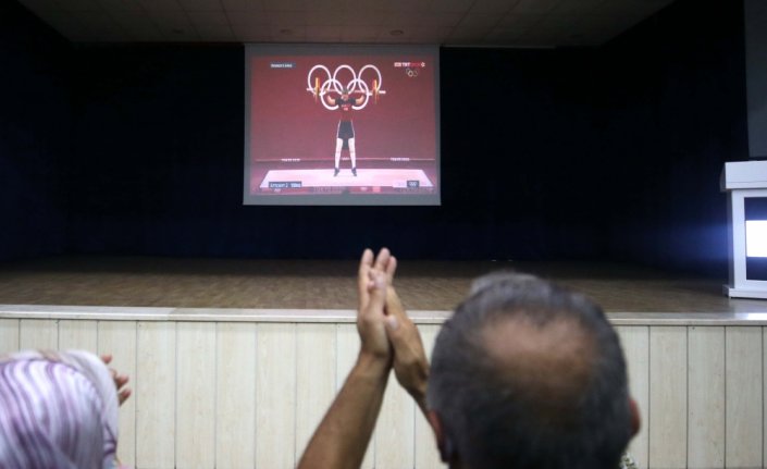 Milli halterci Nuray Levent'in ailesi, kızlarının olimpiyatlardaki mücadelesini heyecanla izledi