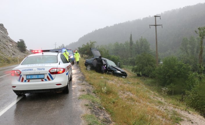 Mudurnu'da otomobil trafik tabelasına çarptı: 3 yaralı