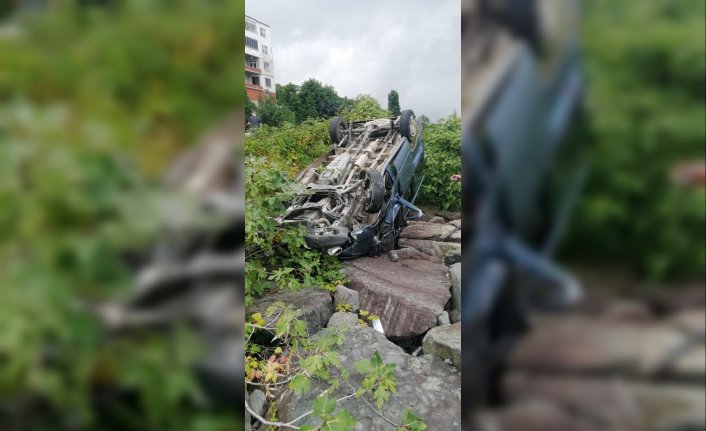 Rize'de refüje çarpan otomobil denizdeki kayaların üzerine düştü: 5 yaralı