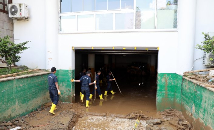 Rize'deki sel ve heyelanın ardından hasar tespit ve temizlik çalışmaları sürüyor