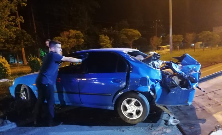 Samsun'da ağaca çarpan otomobilin sürücüsü yaralandı