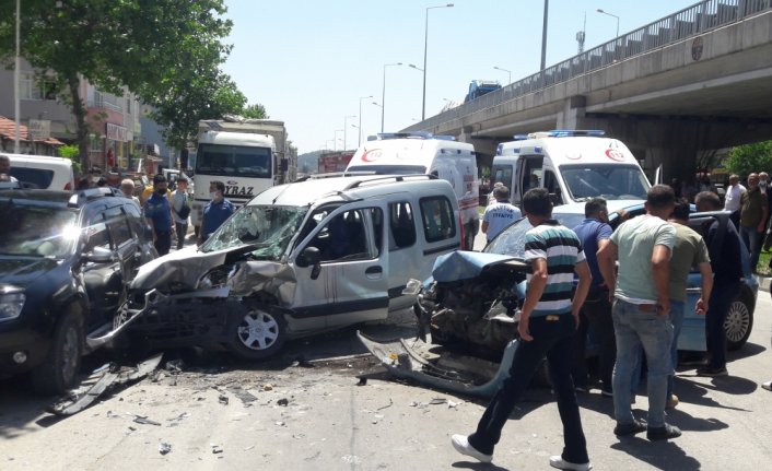 Samsun'da hafif ticari araç ile otomobil çarpıştı: 4 yaralı