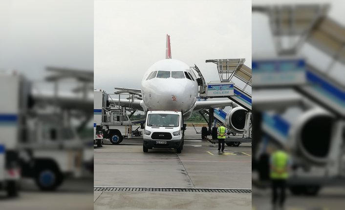Samsun'da iniş sırasında kuşa çarpan uçağın burnunda ezik oluştu