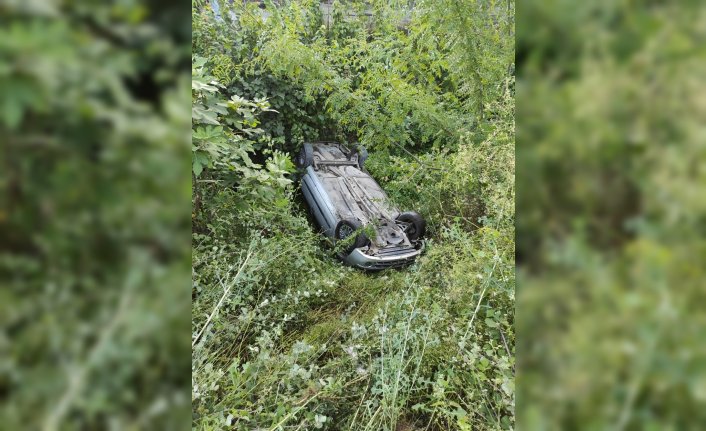 Samsun'da otomobilin devrilmesi sonucu aynı aileden 3 kişi yaralandı