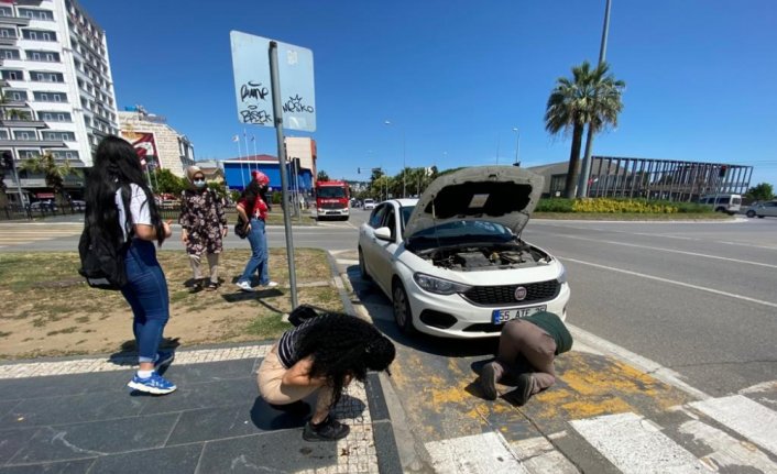 Samsun'da otomobilin motor bölümüne sıkışan kedi yavrusunu itfaiye kurtardı
