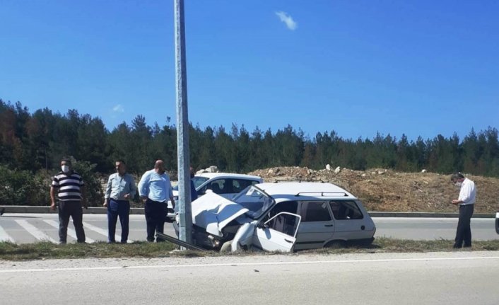 Sinop'ta aydınlatma direğine çarpan otomobilin sürücüsü yaşamını yitirdi
