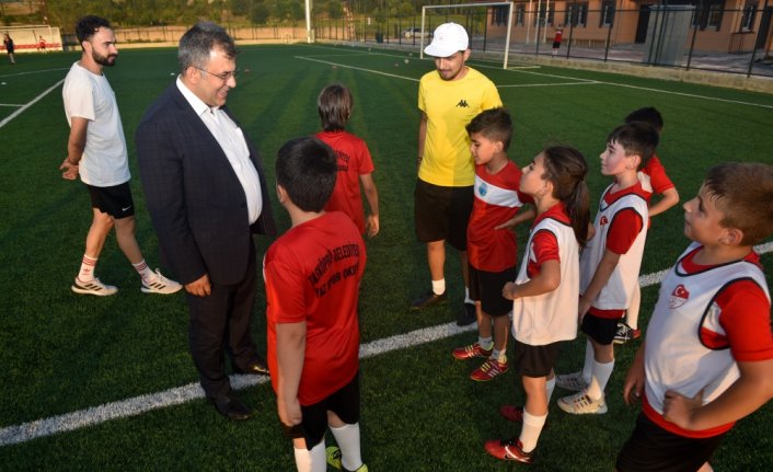 Taşköprü Belediye Başkanı Çatal, öğrencilerle futbol oynadı