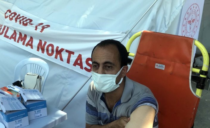 Tokat'ta ikinci doz aşısını olan görme engelli Nurettin Sanca'dan aşı çağrısı