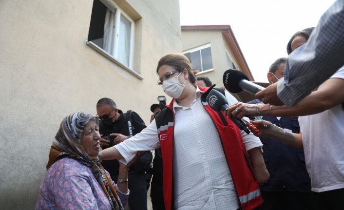 Aile ve Sosyal Hizmetler Bakanı Yanık, sel felaketi yaşanan Sinop'ta incelemelerde bulundu: