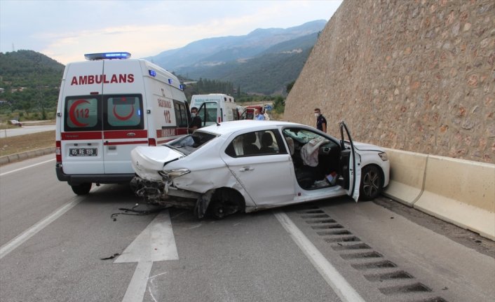 Amasya'da kamyonet ile otomobil çarpıştı: 3 ölü, 2 yaralı