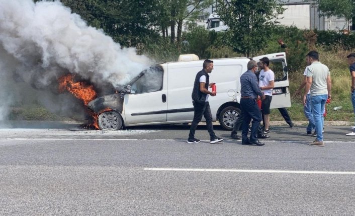 Anadolu Otoyolu'nda yanan hafif ticari araç kullanılamaz hale geldi