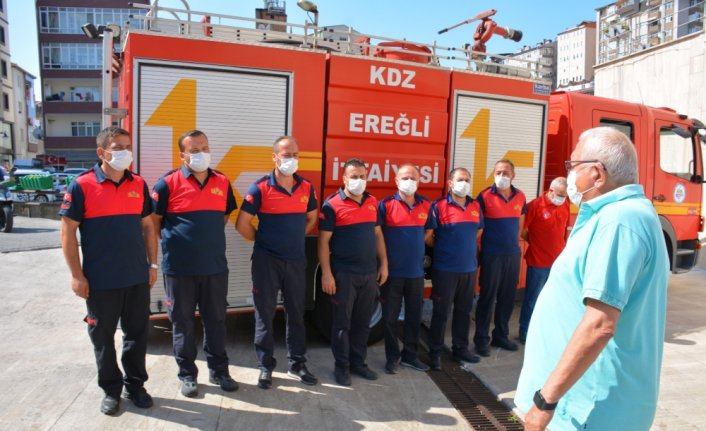 Antalya'da yangın söndürme çalışmalarını tamamlayan itfaiyeciler Ereğli'de çiçeklerle karşılandı