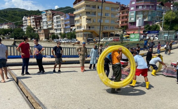 Ayancık Köprüsü'nde yardım için insan zinciri oluşturuldu