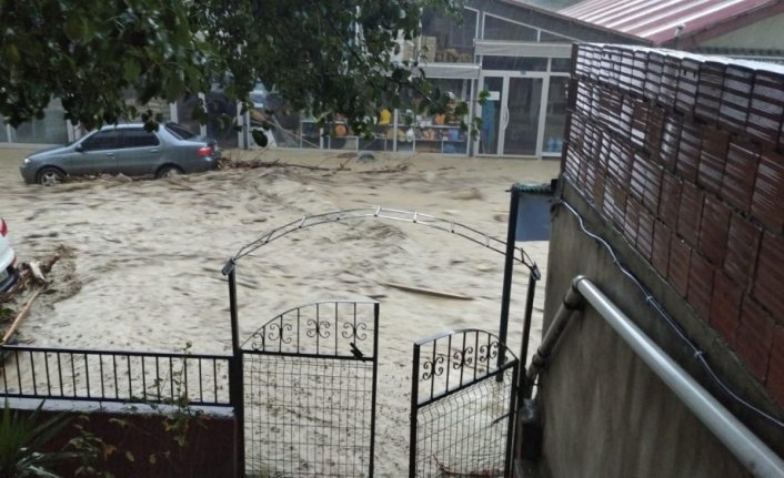 Ayancık'ta sağanağın ardından çay taştı, evleri ve iş yerlerini su bastı