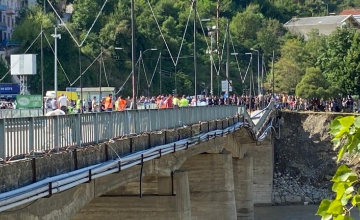 Ayancık'ta selden zarar gören köprü yaya trafiğine kapatıldı