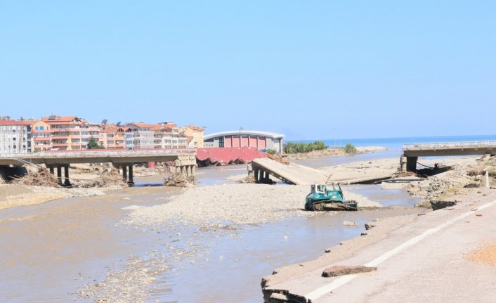 Ayancık'ta selin izleri silinmeye çalışılıyor