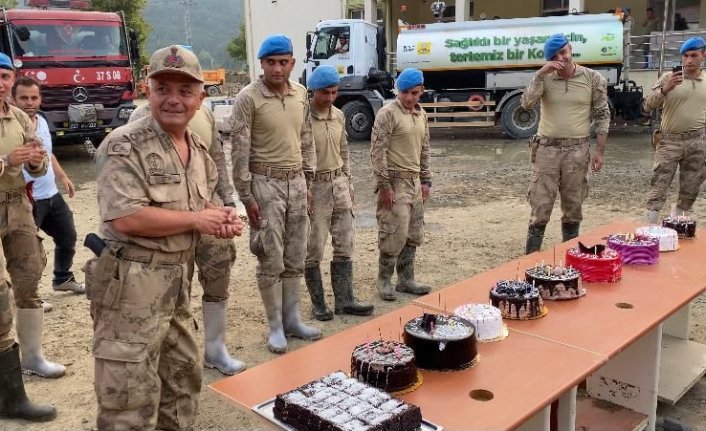Ayancık'ta selin izlerini silmeye çalışan askerlere doğum günü sürprizi