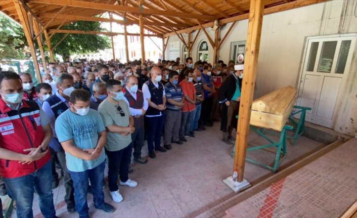 Ayancık'taki sel felaketinde hayatını kaybeden Mehmet Demircan son yolculuğuna uğurlandı